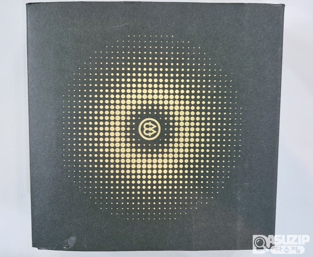 은화: NGC 1232 나선 은하를 묘사한 기념 은화(17.5g) 액면가: 500프랑 2024년 700개 한정판