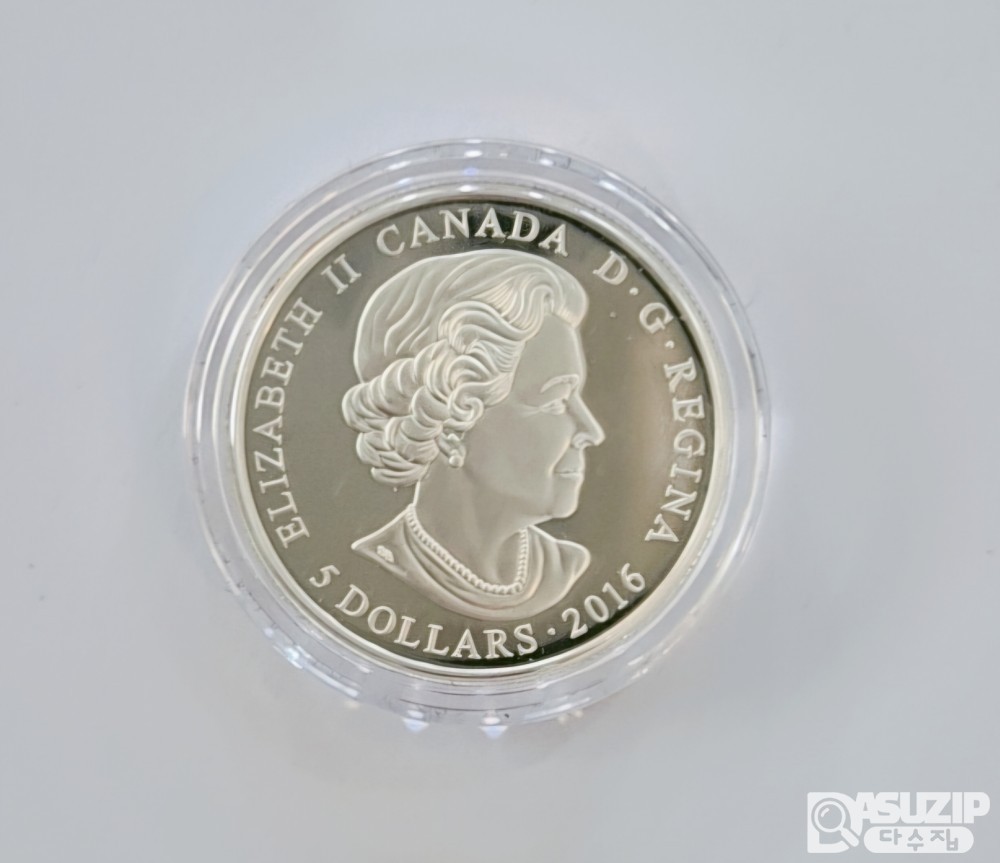 2016년 캐나다 5달러 순은 탄생석 기념주화 한정판: 3천개 발행. 스와로브스키 크리스탈이 박혀 있으며 용과 연꽃문양이 새겨져 있습니다. 선물용으로 좋습니다.