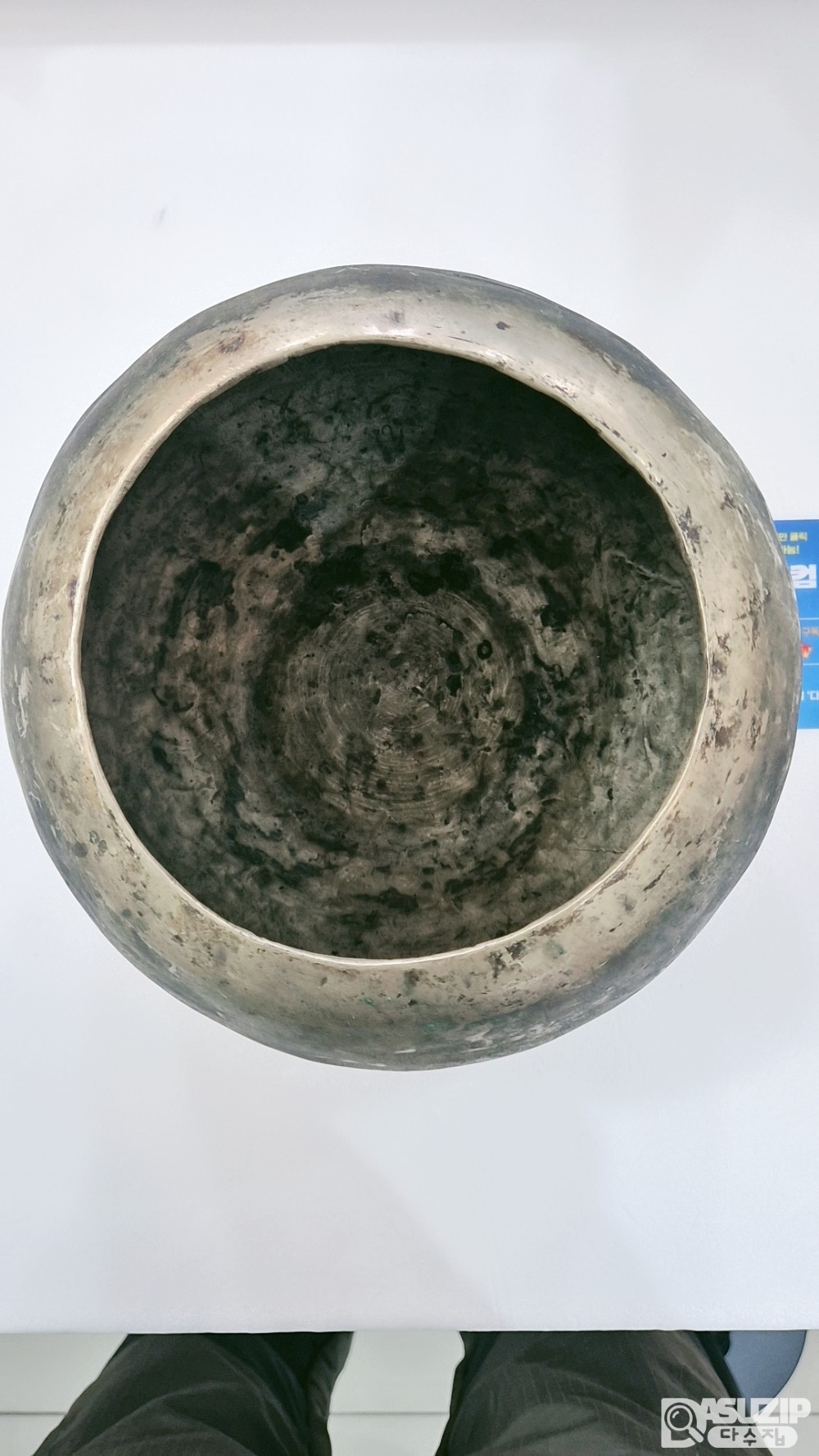 방자유기 : 요강(大) 70년 이상은 되어 보이는 두꺼운 방짜유기입니다.