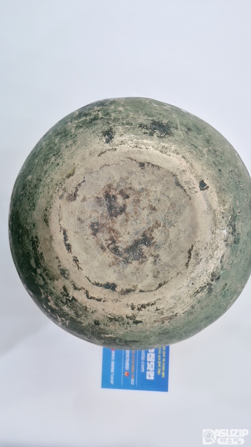 방자유기 : 요강(大) 70년 이상은 되어 보이는 두꺼운 방짜유기입니다.