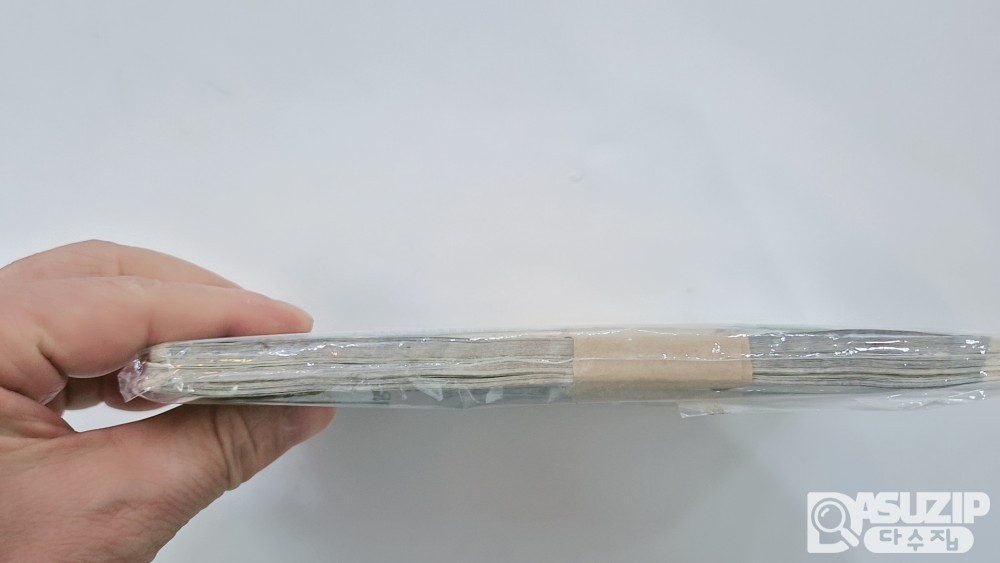 캄보디아: 1972~1975년 크메르 공화국 시대에 발행된 화폐인 500리엘 귀한 다발(준미사용)