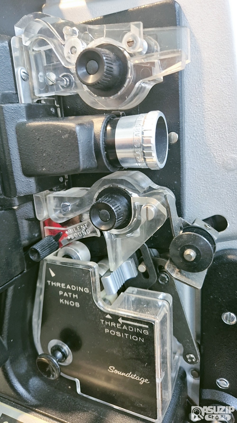 1950년대 Sears에서 제작한 빈티지 8mm 사운드 필름 프로젝터인 'Soundstage II'