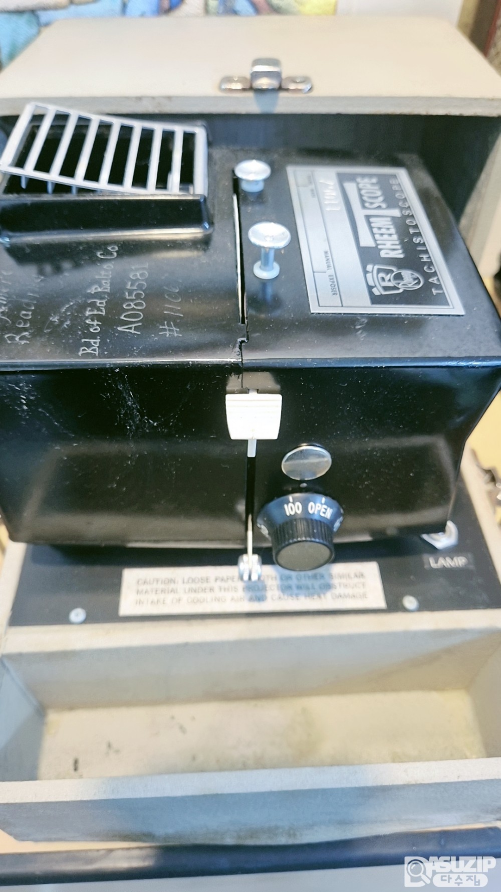 빈티지: Rheem Scope TACHISTOSCORE는 시인성 훈련(tachistoscope)에 사용되는 슬라이드 영사기.