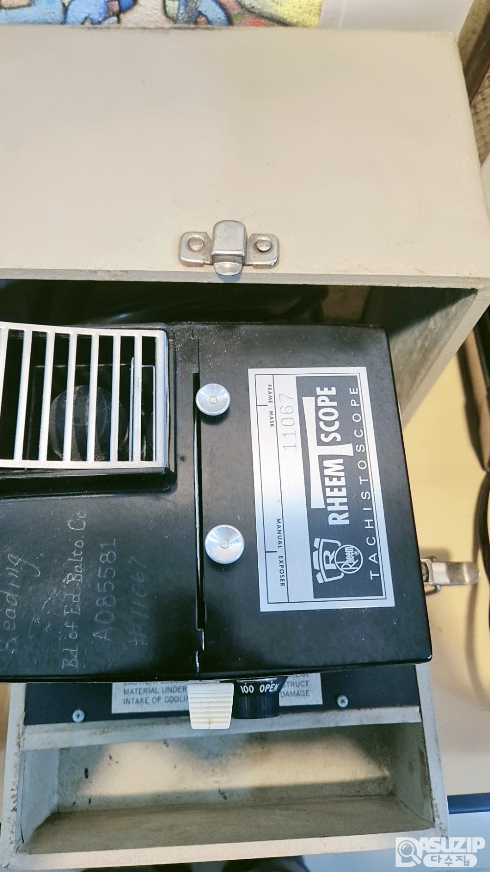 빈티지: Rheem Scope TACHISTOSCORE는 시인성 훈련(tachistoscope)에 사용되는 슬라이드 영사기.