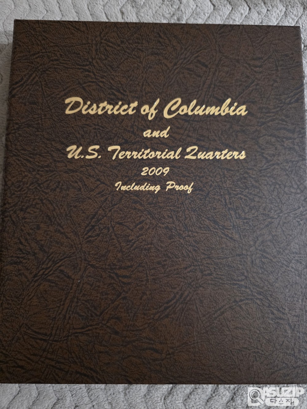 2009년 발행된 '워싱턴 쿼터 D.C. 및 미국령 영토 프로그램(District of Columbia and U.S. Territories Quarters)' 시리즈입니다. 이 시리즈는 50개 주 쿼터 발행 이후 1년 동안만 한시적으로 발행된 특별 세트